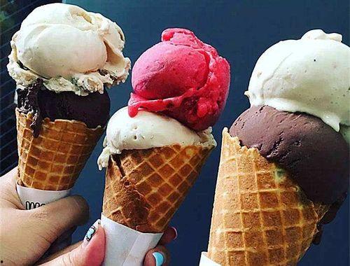 吃哈密瓜味的网红冰淇淋,网红哈密瓜味冰淇淋，一口咬下满口瓜香