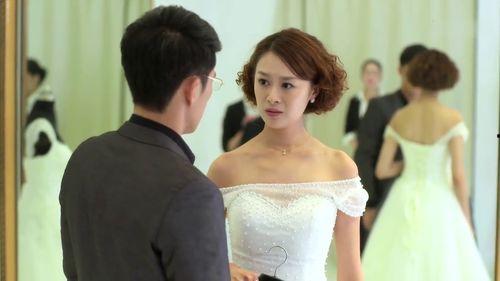 老公亲吻老婆那里,老公深情亲吻老婆的温馨瞬间