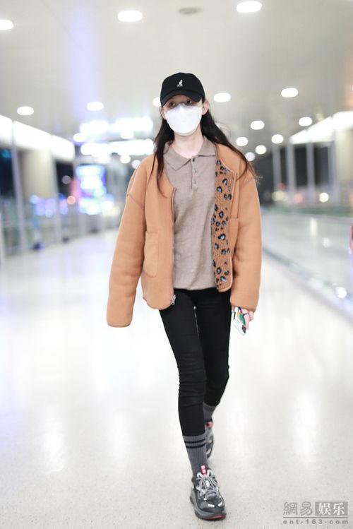 林允 日本 机场,时尚偶像的华丽启程之旅