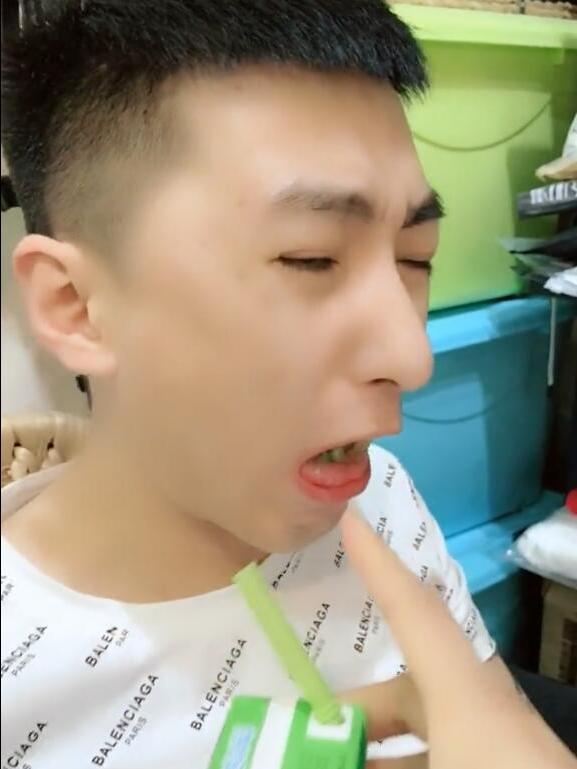 老公舔老婆下面,夫妻间私密互动的温馨瞬间