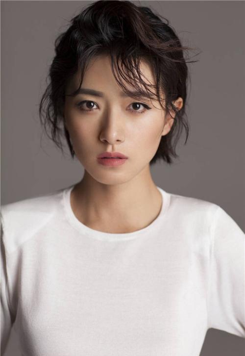 圈内爆料万茜高跟鞋,圈内爆料揭秘时尚穿搭秘诀