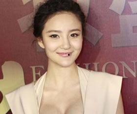 明星露奶瞬间图,明星意外露奶，网友直呼“太美了！”