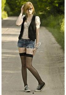 丝袜与帆布鞋,时尚混搭新潮流