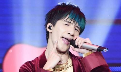 兰依依明星歌曲,歌声飘扬，演绎青春旋律